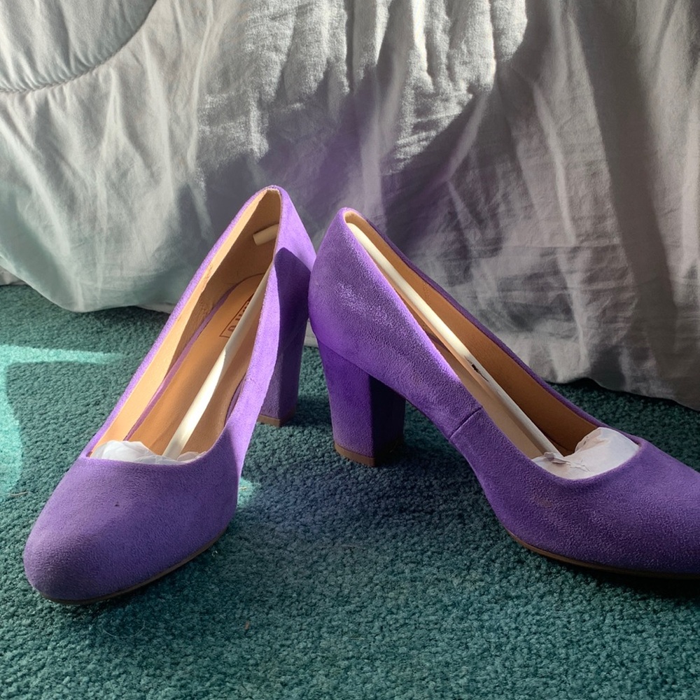 Lilac suede heels